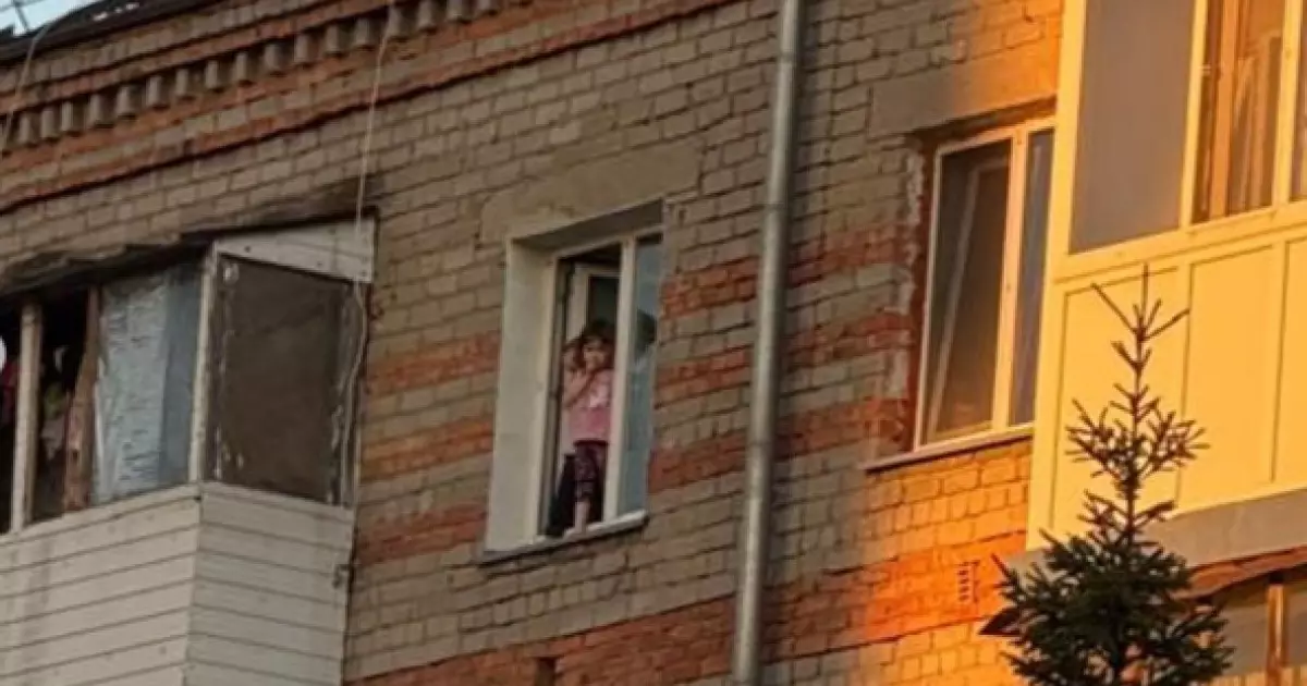  Петропавлда ашық терезе алдында ойнаған балалар отбасынан алынды 