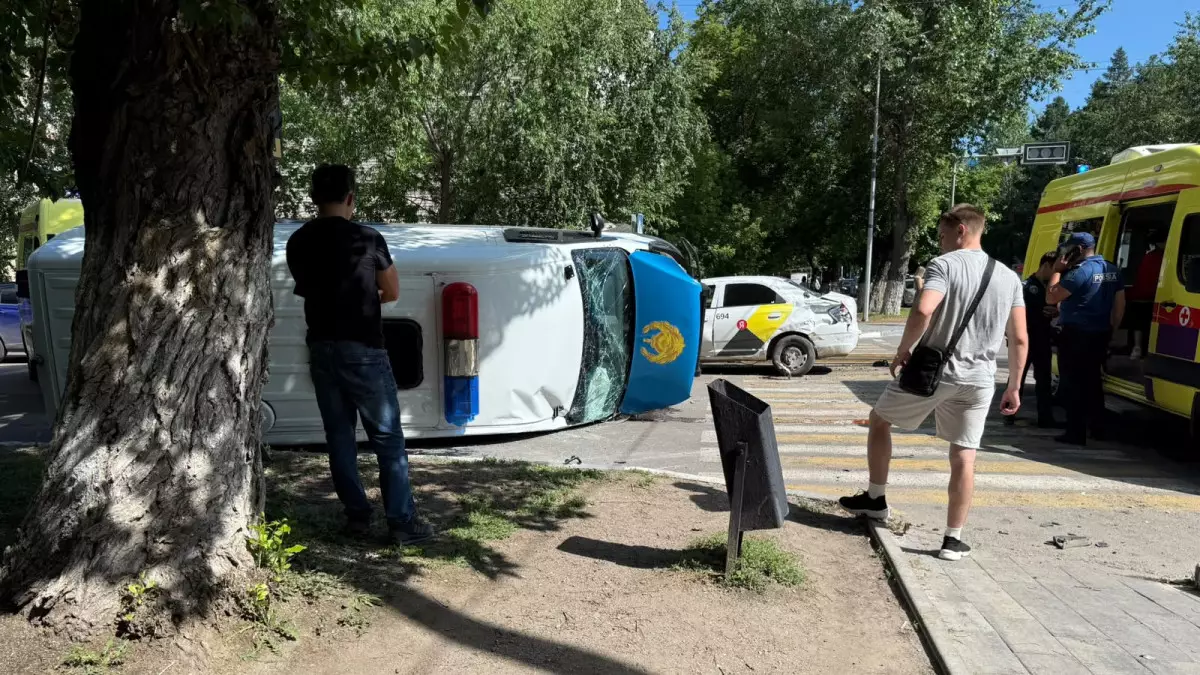 Полицейский автозак протаранил легковушку в центре Костаная