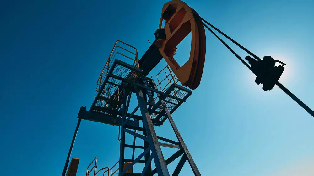 Цены на нефть впервые с начала марта опустились ниже 80 долларов за баррель