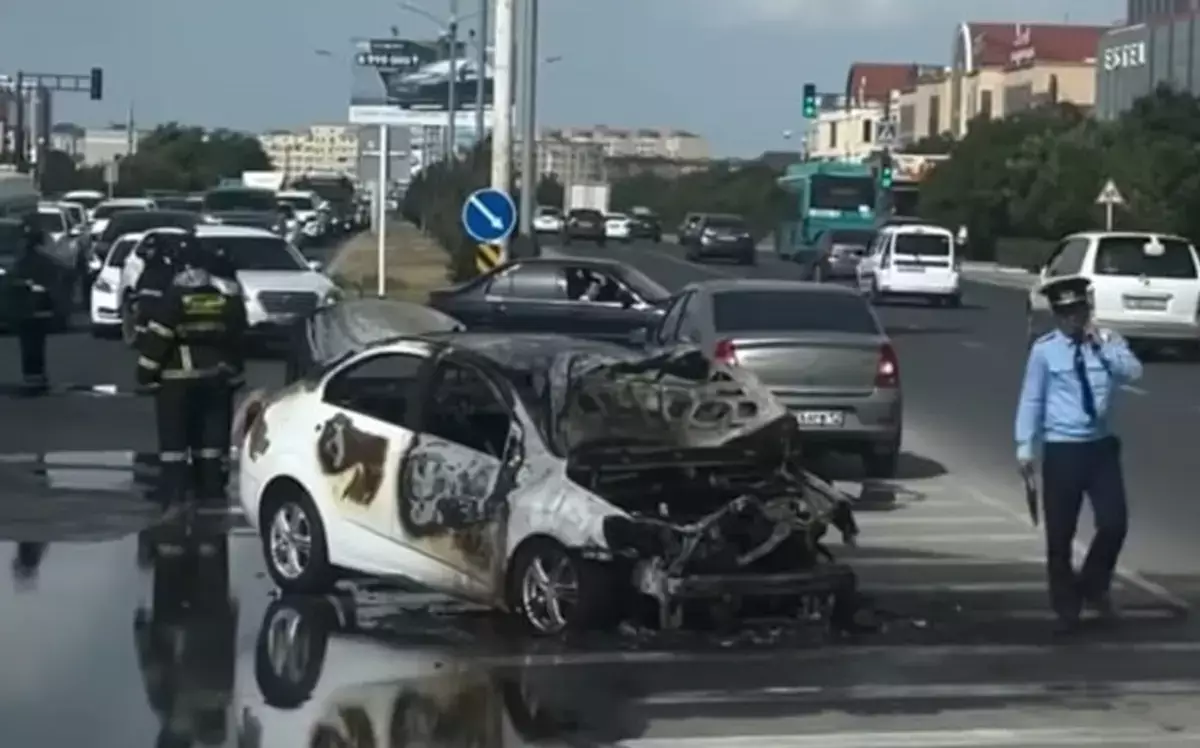 В Актау на ходу загорелся автомобиль с газовым баллоном - новости на Lada.kz 16.06.2026