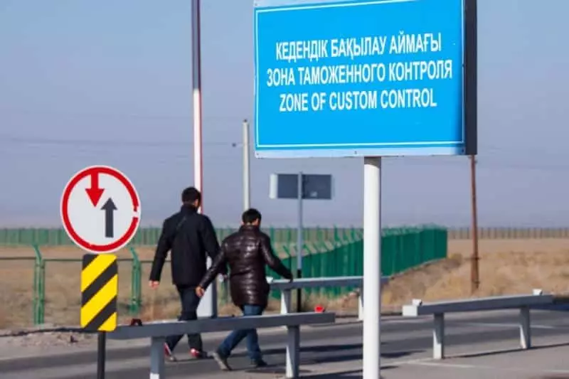 На границе Казахстана и Китая закроют автопункты пропуска на один день