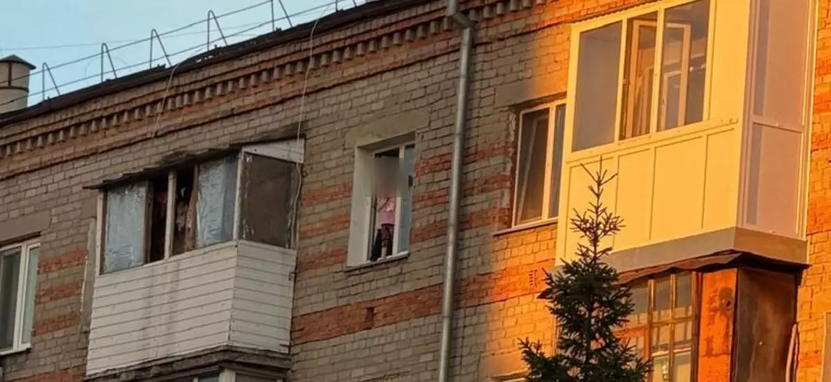 Детей, стоявших на карнизе окна на 5 этаже, забрали из семьи в СКО