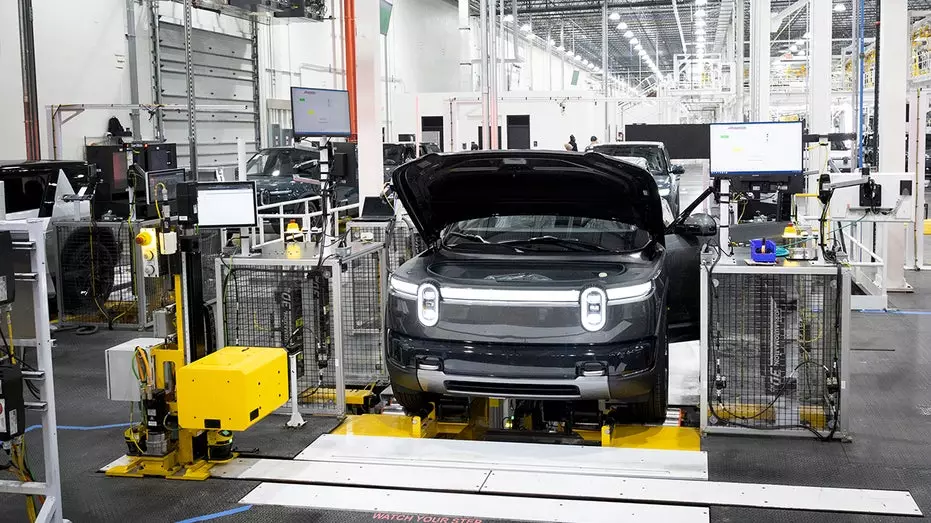 Производитель электромобилей Rivian уволил сотни сотрудников после запуска нового внедорожника.
