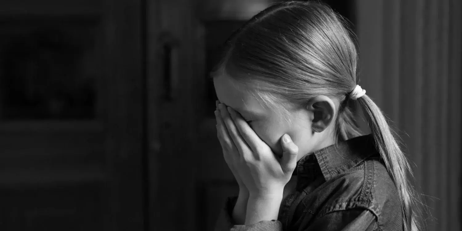 «Еденге лақтырып жіберген»: Павлодарда үш жасар қызын азаптап өлтірген ер адам сотталды