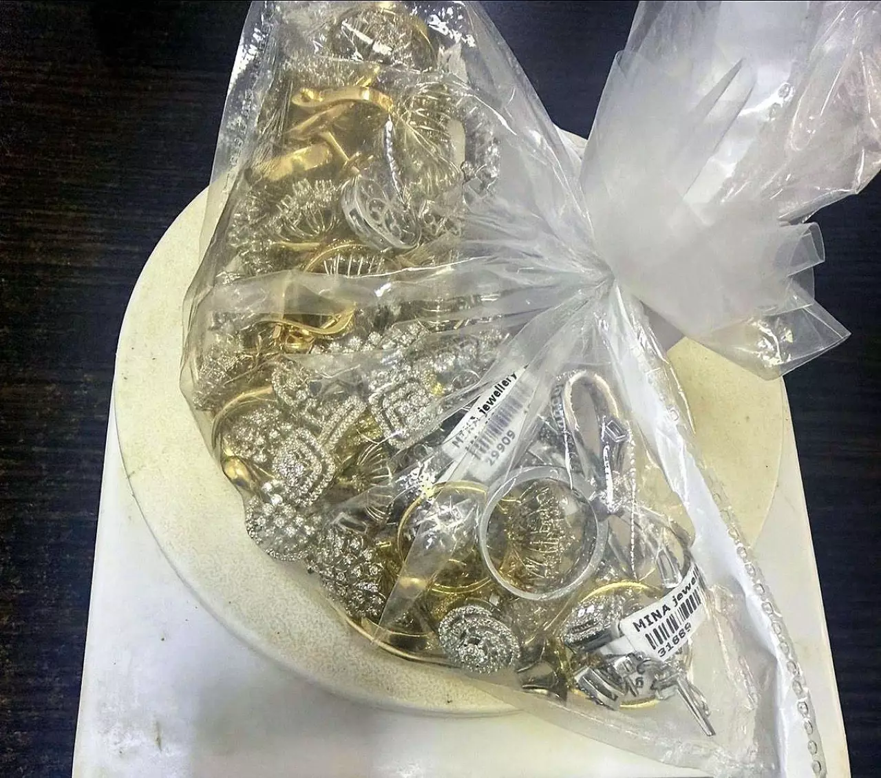 Құрық портында контрабанда: Әйел адам алтындарды денесіне жасырып өткізбек болған