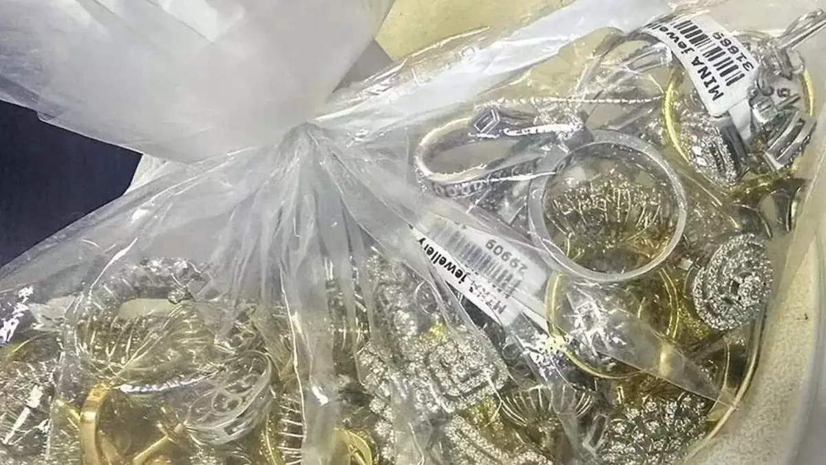  Шекарада күдік тудырған әйелден зергерлік бұйымдар табылды 