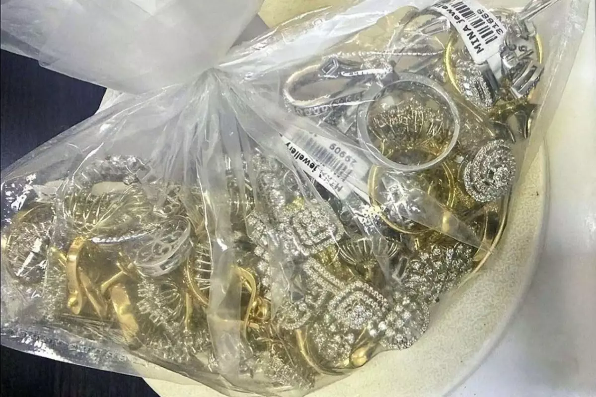  Целый ювелирный магазин внутри тела: на пароме из Азербайджана задержали необычную контрабандистку