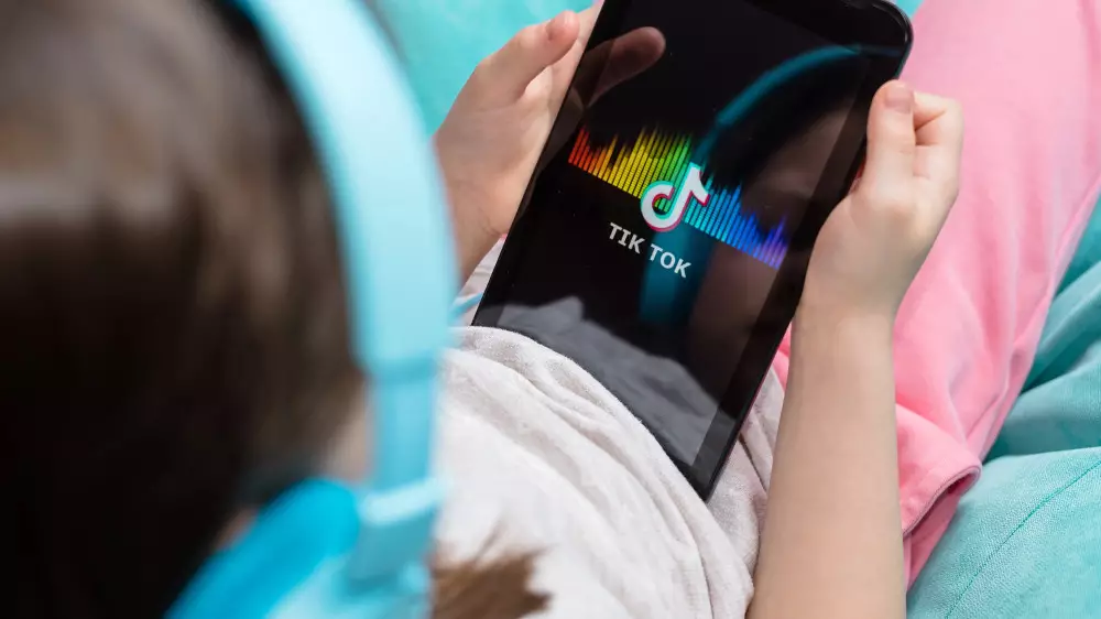 “Мектеп емес, TikTok тәрбиелеп жатыр“. Депутат әлеуметтік желілердегі зиян контентті шектеуді ұсынды