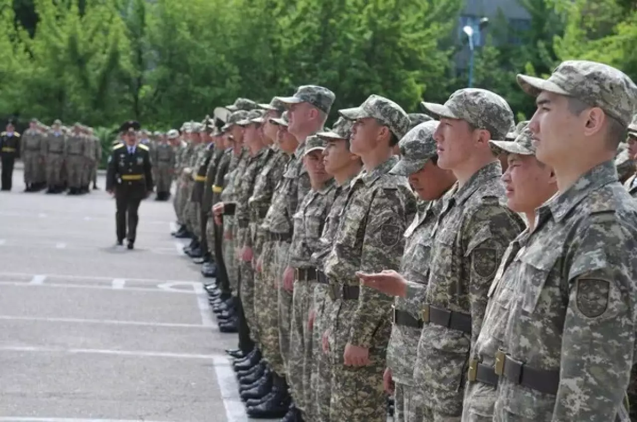 Қорғаныс министрлігі әскердегі намаз мәселесіне түсініктеме берді