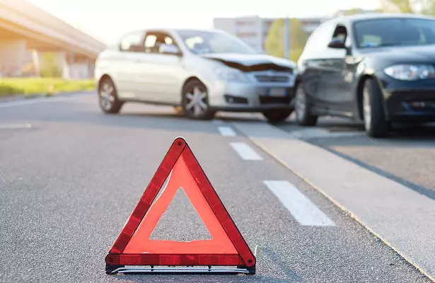 Алматы облысында жол апатынан кейін көлікте қысылып қалған жүргізуші құтқарылды