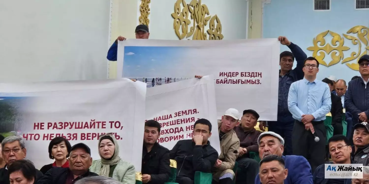 Индер әкімі жиналған халықпен кездесуге келмеді