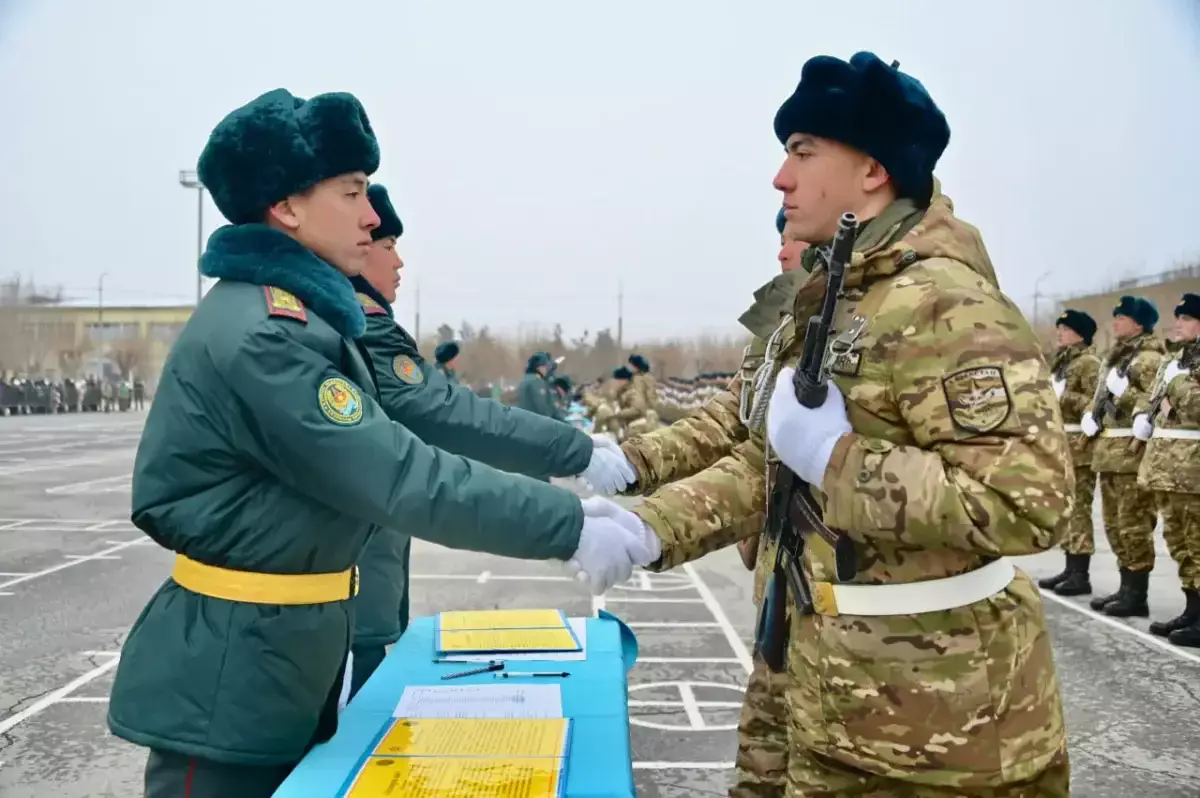 Облавы на призывников в Астане: почему парней насильно увозят в военкоматы