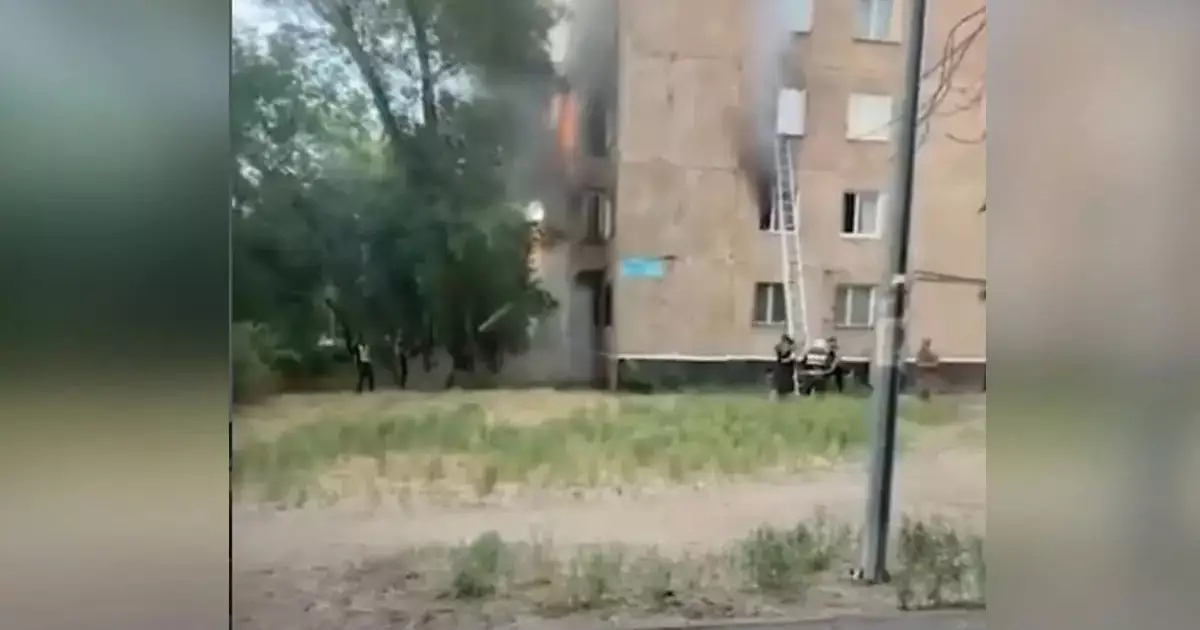  Павлодардағы бес қабатты үйден шыққан өрт: Екінші қабаттың терезесінен секірген қыз көз жұмды 