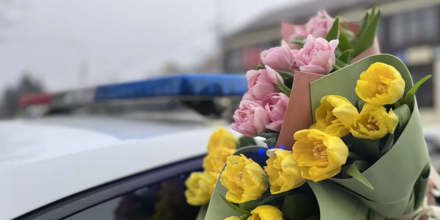 Ақтауда гүлді тегін таратқан кәсіпкерге айыппұл салынды