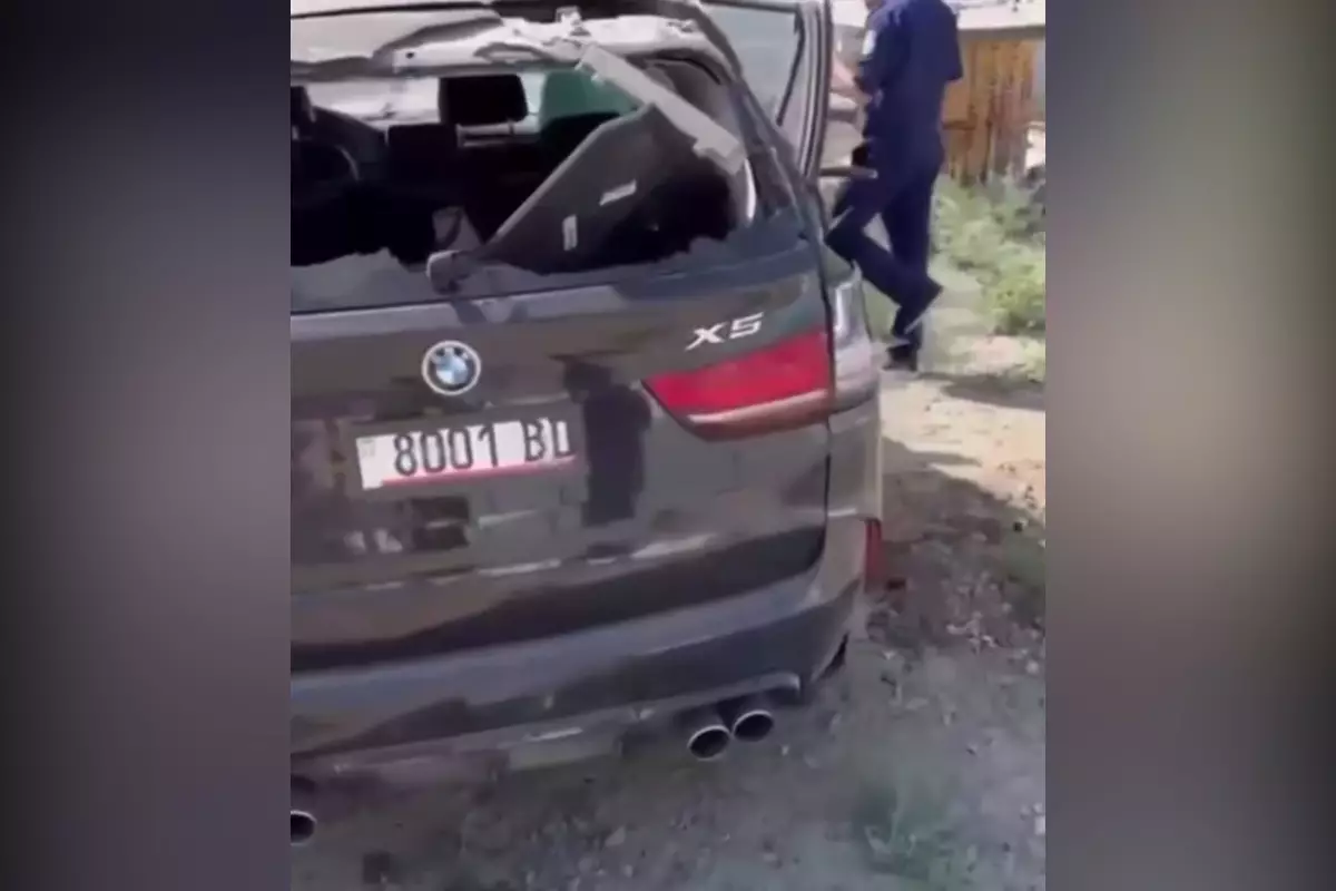 BMW снёс столб и влетел в ограждение в Атырау