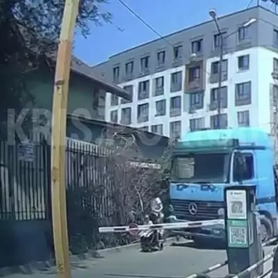 В Алматы грузовик едва не сбил женщину с коляской