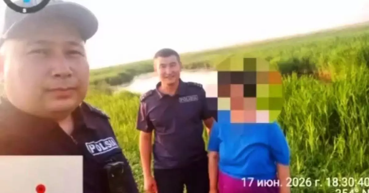  Жалаңаяқ батпақ кешкен полицей жоғалған әйелді құтқарып қалды   