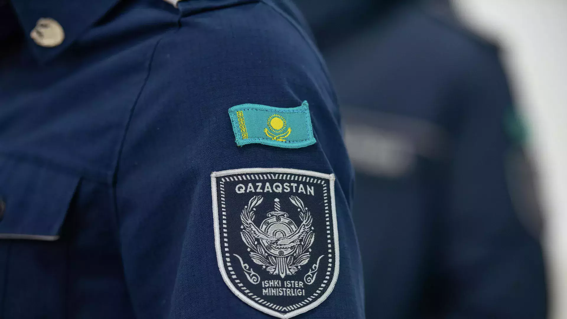 Жалаңаяқ батпақ кешкен тәртіп сақшысы адам өмірін сақтап қалды (ВИДЕО)
