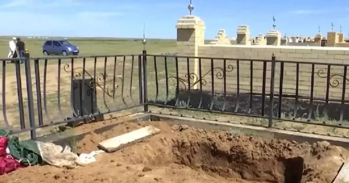  Қарағандыда екі отбасы бір қабірге таласып, мәйіт қазып алынды 