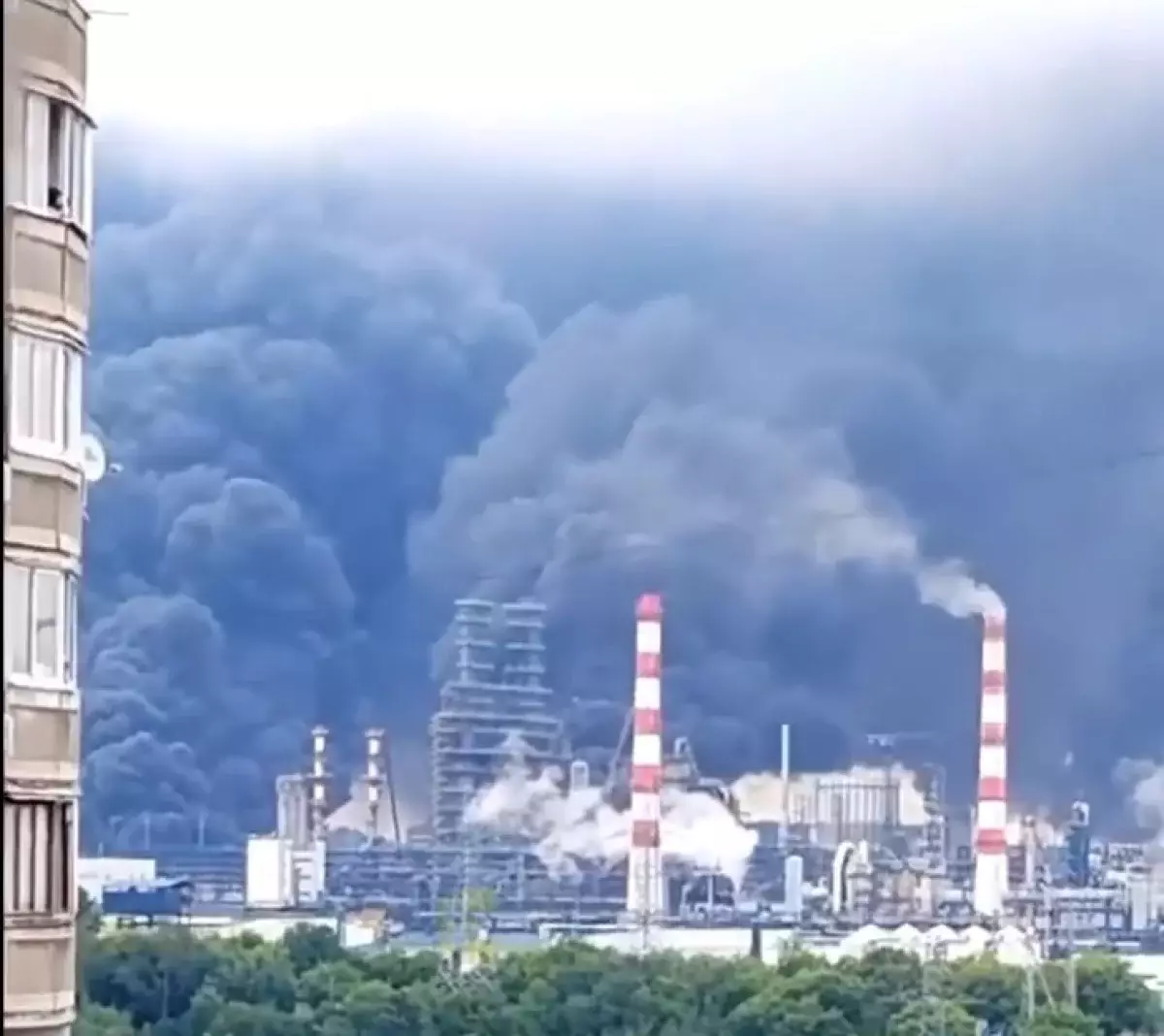 Дроны атаковали Москву: повреждены НПЗ, ТЦ и жилые дома