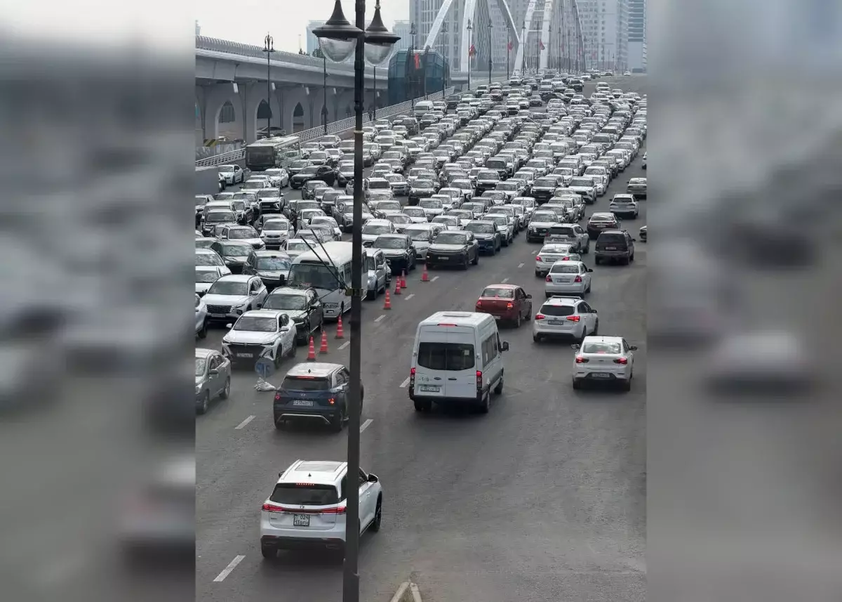 Утренний коллапс в Астане: мост возле улицы Сыганак застрял в пробках