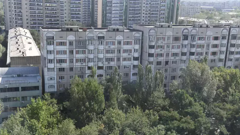 1 жылға сотталды - Алматыда 1 бөлмелі пәтерге 1 мың адам тіркелген