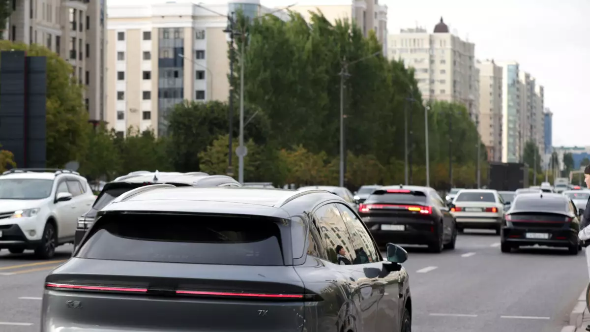 Свыше 500 казахстанцев управляли авто с подложными номерами