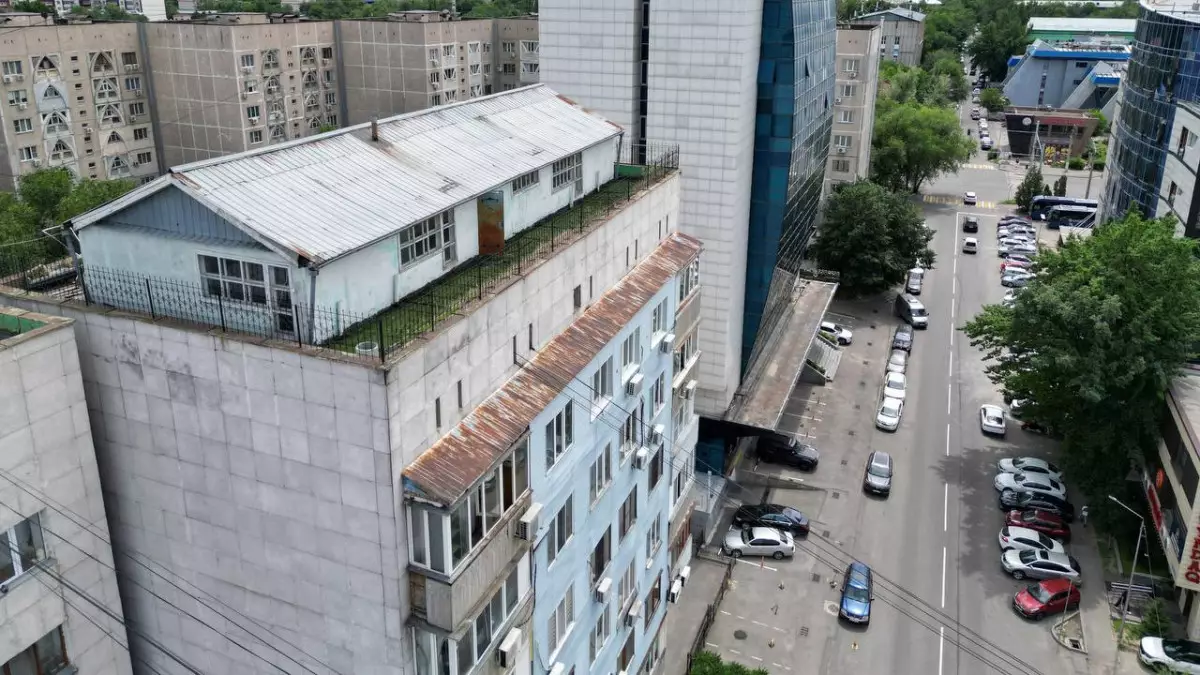 Алматыдағы көпқабатты үйдің төбесіне салынған үйдің тағдыры белгілі болды