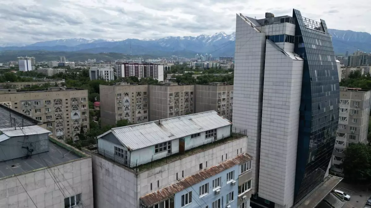 Пентхаус или самострой:  судьба дома на крыше решается в Алматы