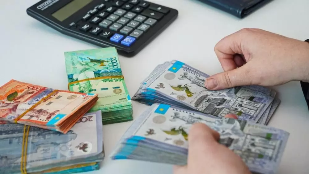 Тенге отыграл резкое падение на торгах в Казахстане