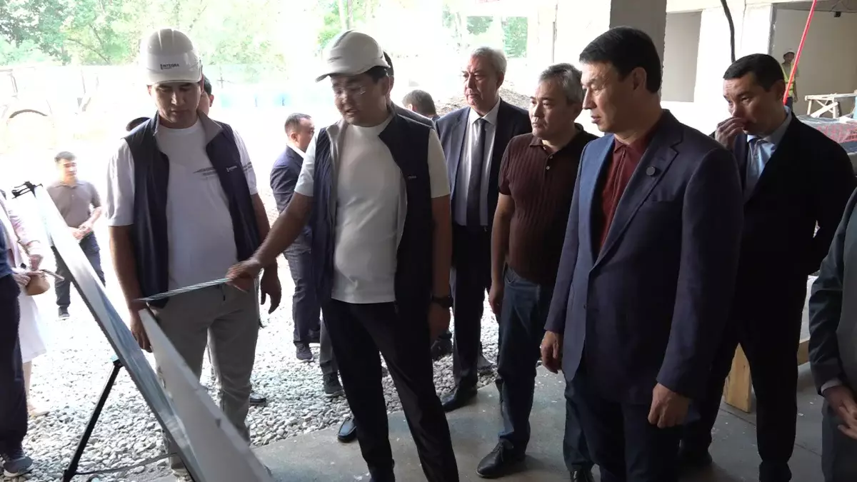 Әкім Алмалы ауданын аралап, жаңа емхана құрылысы мен абаттандыру барысын тексерді