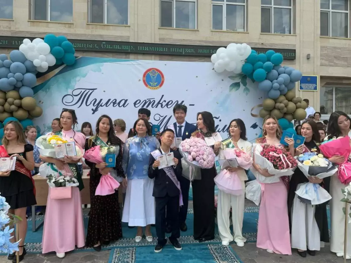Димаш Құдайберген мүгедектігі бар «Алтын белгі» иегерін қуантты