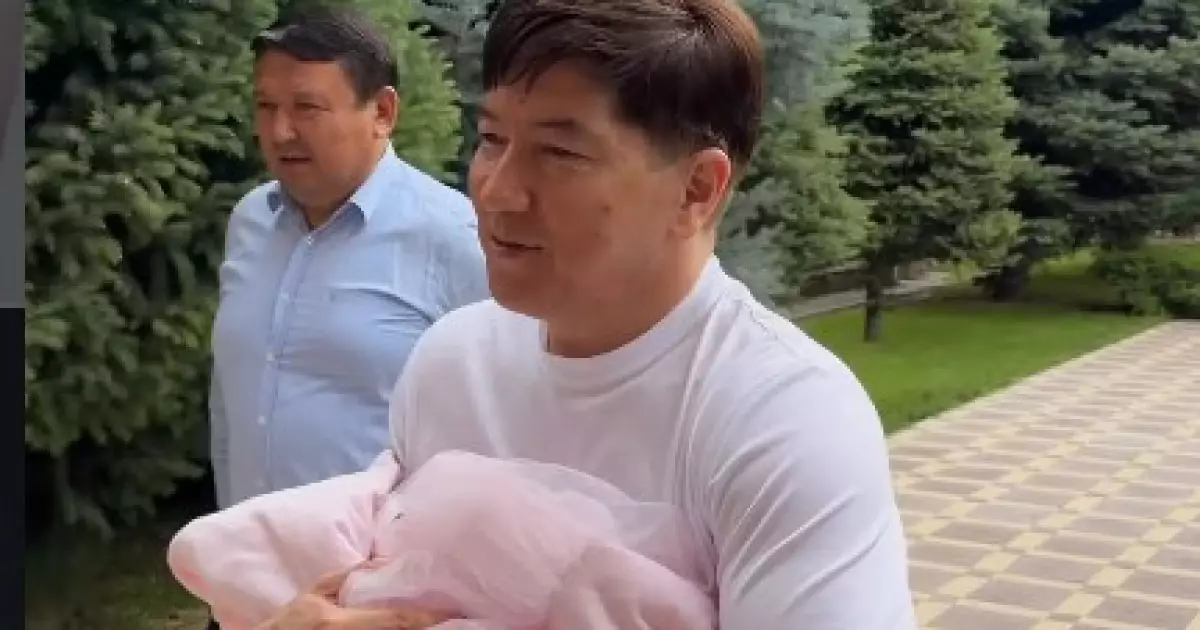   Әнші Сәкен Майғазиев немересін көрсетті (видео)   