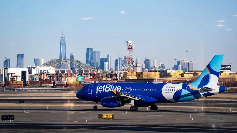 Авиакомпания JetBlue сокращает присутствие в аэропортах Ньюарк и Ла-Гуардия, сосредоточив внимание на Флориде.