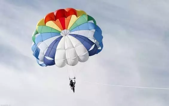 «Өскенде осындай әже боламын»: парашютпен секірген қария желіде қызу талқыға түсті (ВИДЕО)