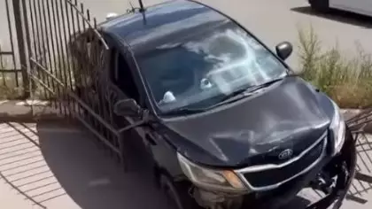"Перепутала педали": карагандинка въехала в ограждение автодрома