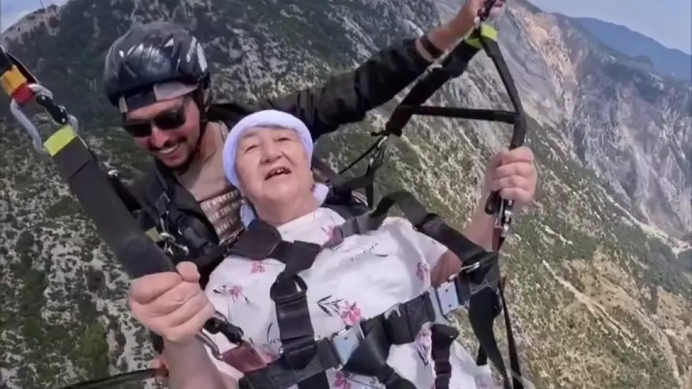 74 жастағы әже өмірге деген шынайы махаббат қандай болатынын көрсетті