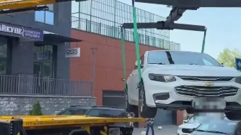Алматы аулаларында көліктер айыптұраққа әкетіліп жатыр: ТЖД мен полиция рейдтері басталды