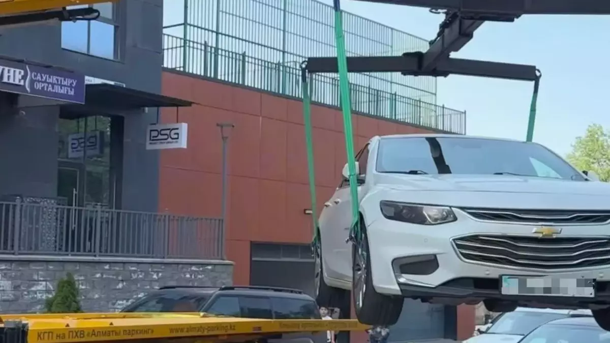 Алматыда өрт сөндірушілерге кедергі келтірген көліктер жаппай эвакуациялана бастады
