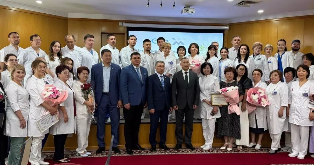  Қазақмыс медицина қызметкерлерін кәсіби мерекесімен құттықтады 