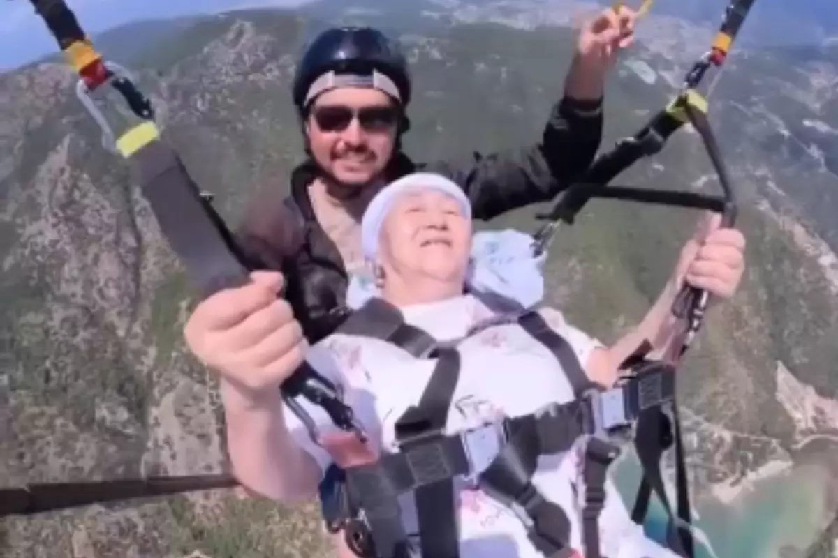 «Просто чилила»: 74-летняя апашка из Казахстана взлетела на параплане в Турции и спела инструктору