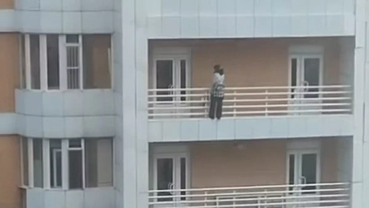 Астанада 8-қабаттан секірмекші болған әйел құтқарылды