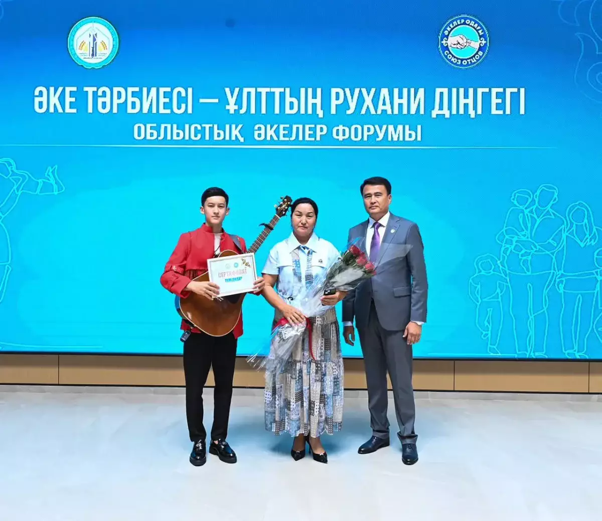 Қызылордада өткен әкелер форумында көпбалалы әкеге 3 бөлмелі пәтер табысталды