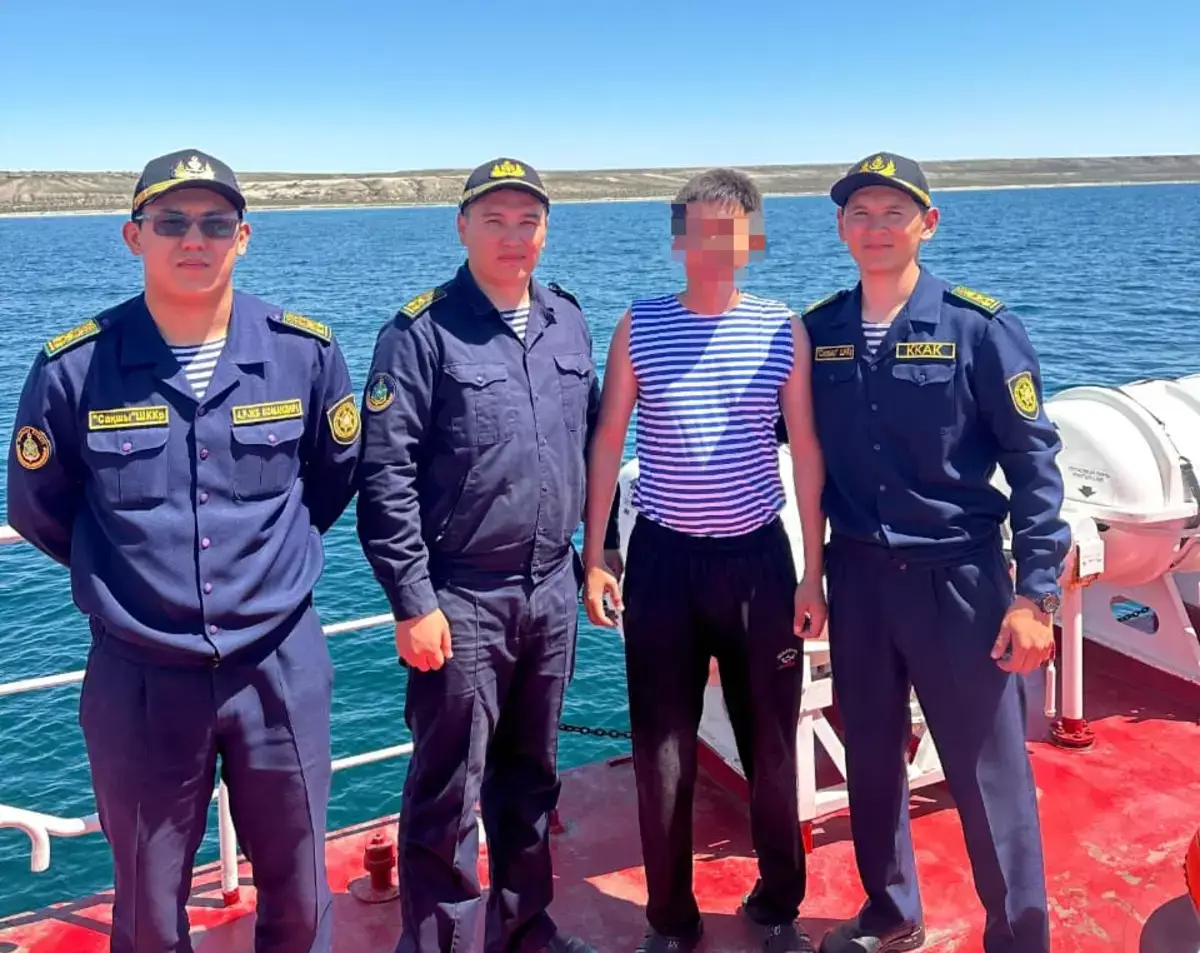 Пограничники спасли мужчину, которого унесло в море на надувном круге