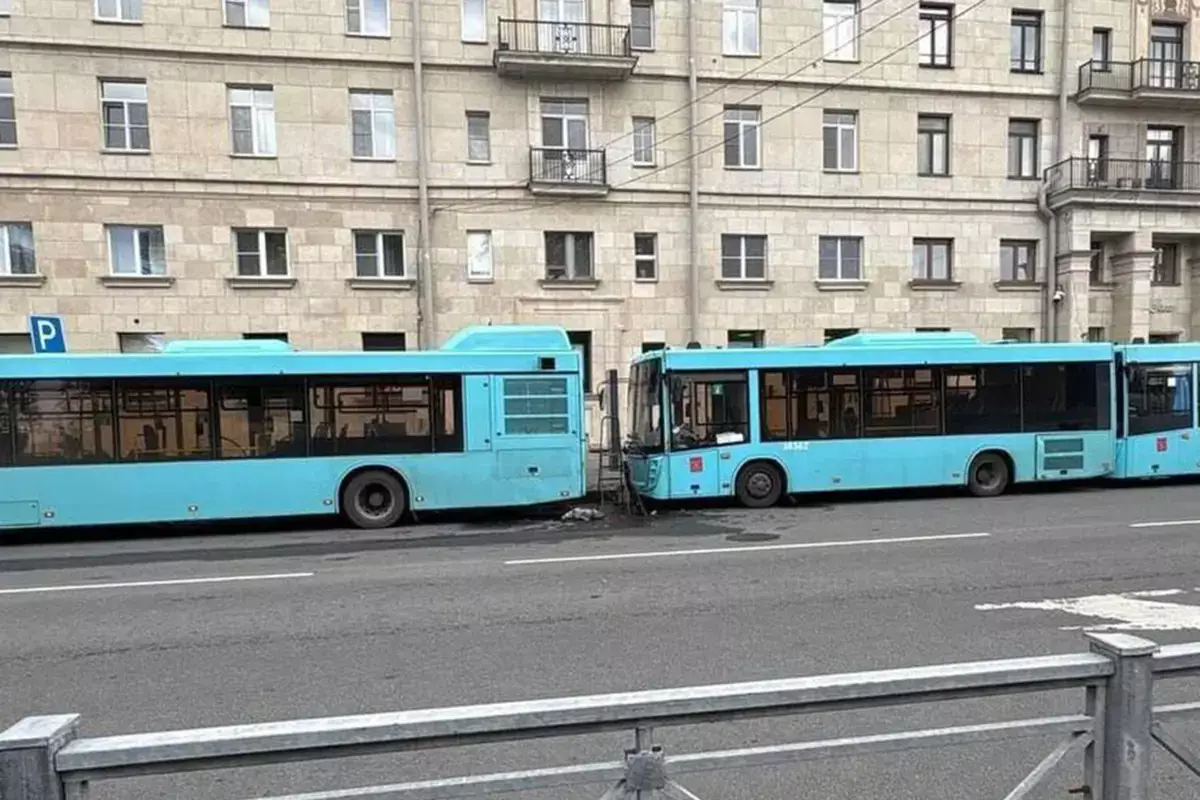 Водителя расплющило между двумя автобусами в Петербурге (видео) - новости на Lada.kz 19.06.2026