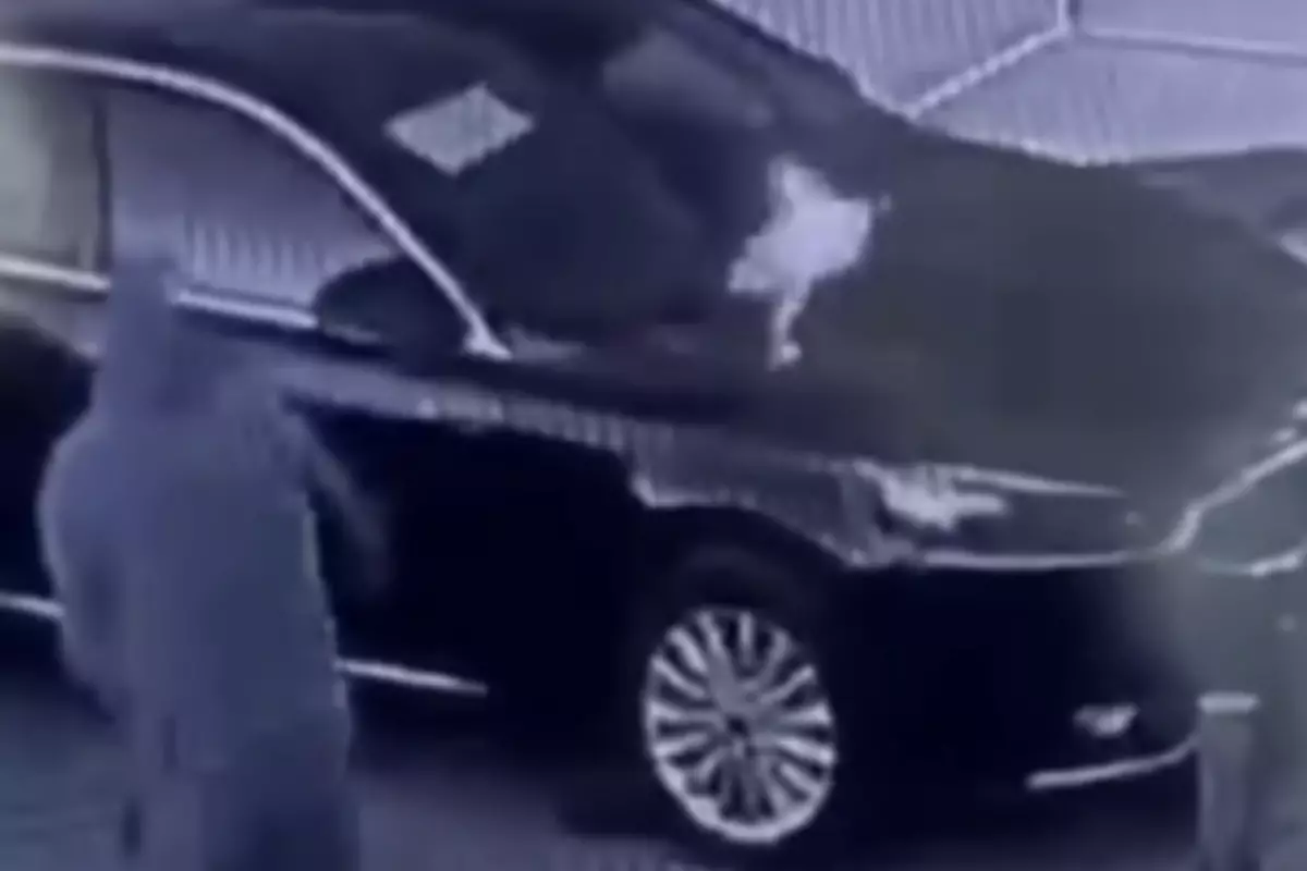 В Караганде неизвестный сжег Kia K5: огонь уничтожил юрту со спящей девушкой внутри и охватил магазин