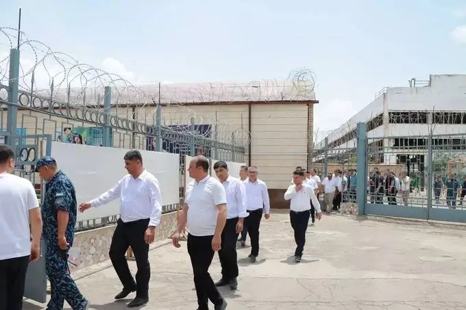 Өзбекстанда сыбайлас жемқорлықпен күрестің жаңа әдісі іске қосылды: Шенеуніктер түрме өмірімен танысуда
