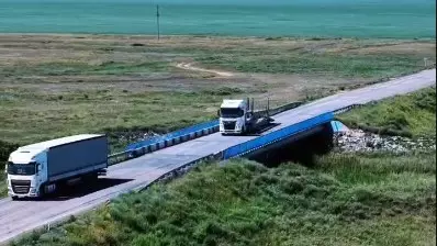 Сразу на двух ключевых трассах Казахстана ведутся дорожные работы
