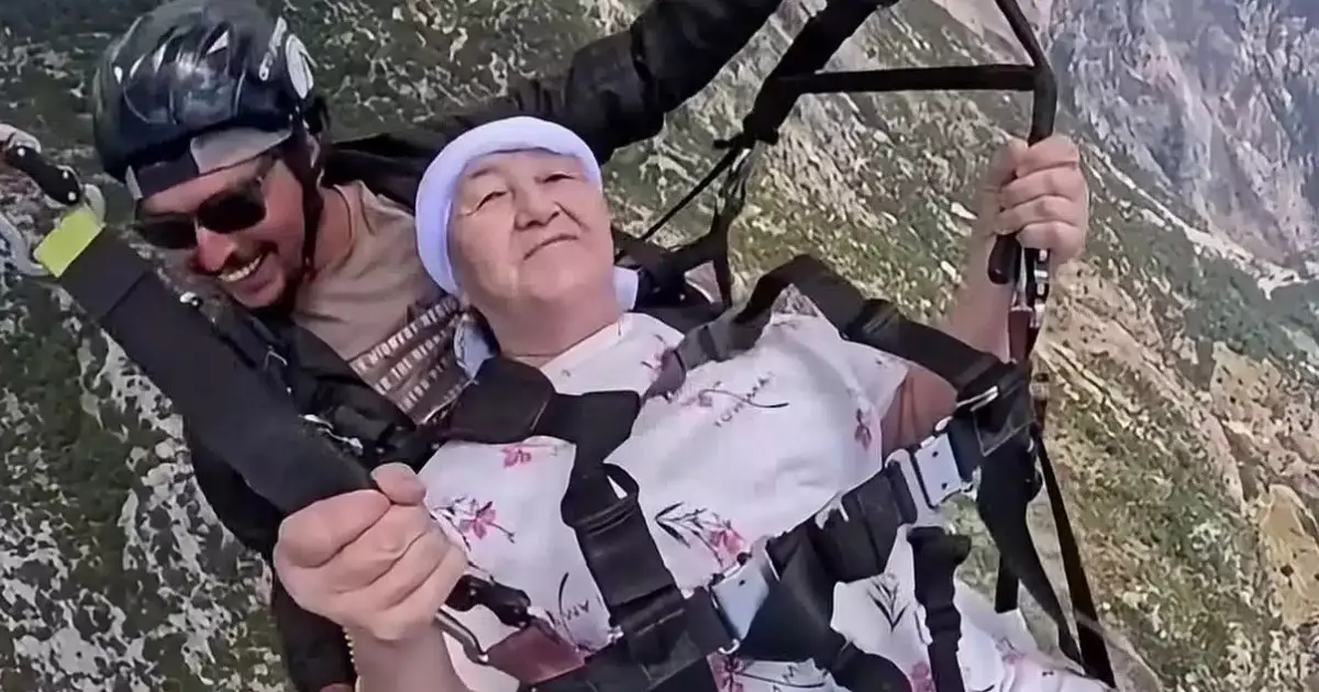  74 жастағы әжей парапланмен ұшып, жұртты таңғалдырды (ВИДЕО) 