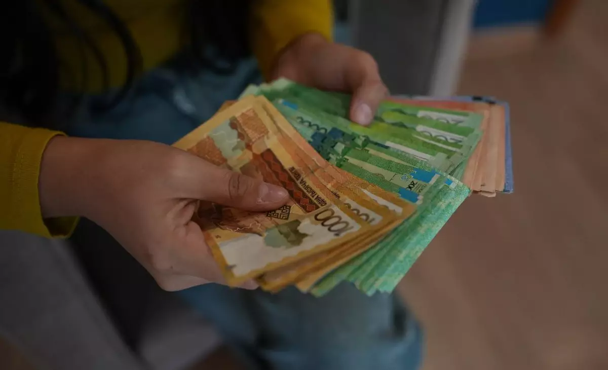 Қазақстанда қосымша жұмыс істейтін аналар әлеуметтік төлемдерден айырыла ма: Еңбек министрлігі түсіндірді